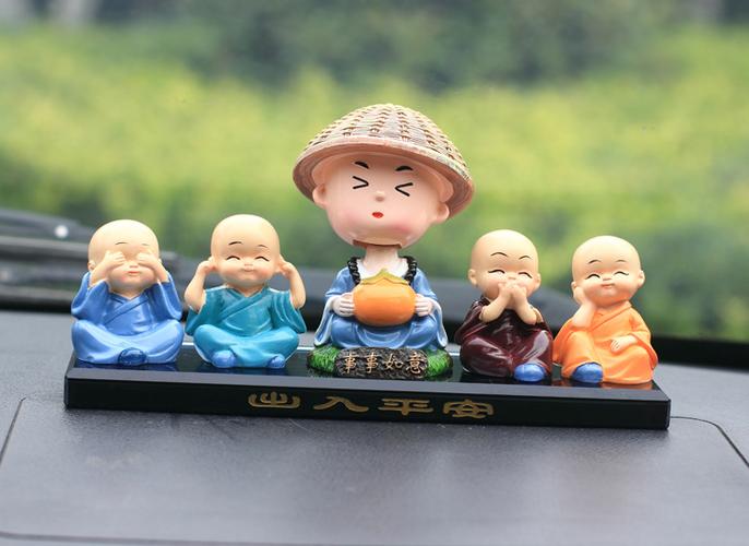 创意小沙弥汽车中控台香水座摆件车载树脂摇头小和尚车内装饰用品